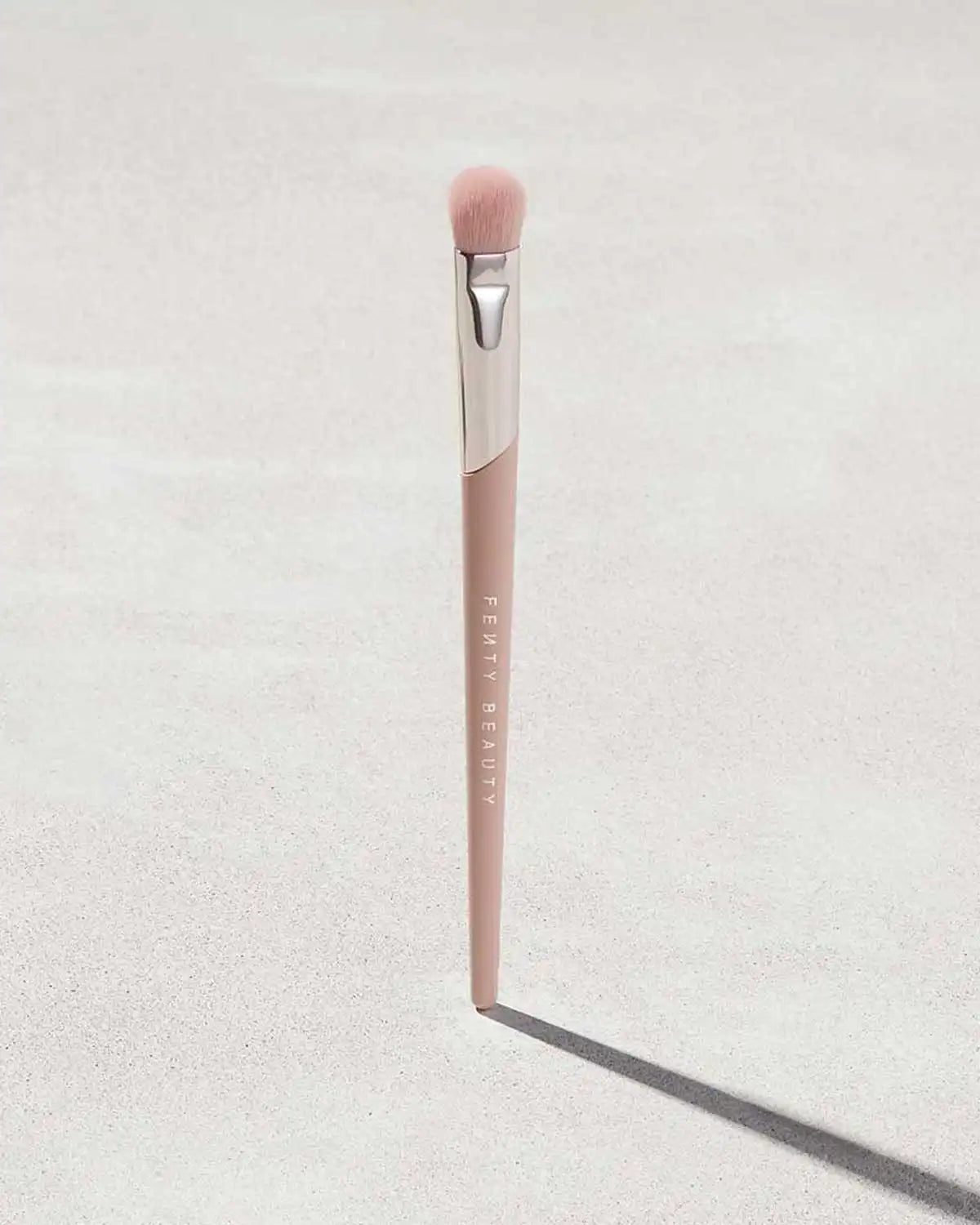 Plush Eyeshadow Brush 240 Main image
