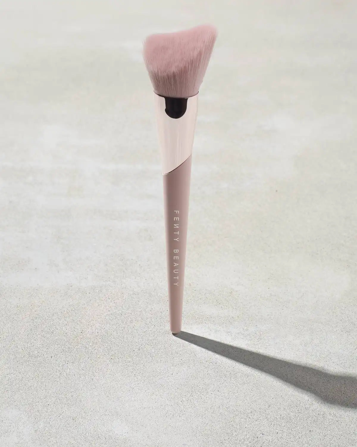 Cheek-Hugging Bronzer Brush 190 Main image